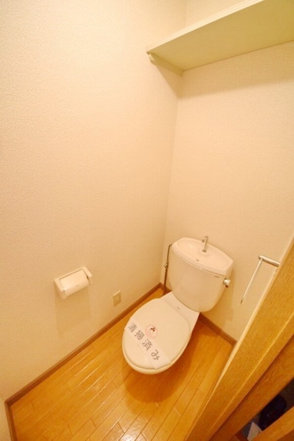 トイレ(★トイレに棚があるので便利ですね★)