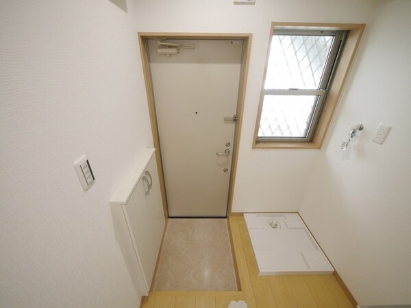 玄関(同施工同敷地内アパート写真)
