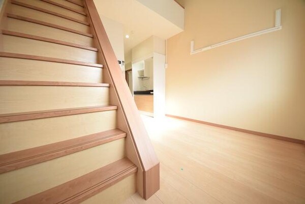 子供部屋(★備え付け階段なので上り下りも楽です★)