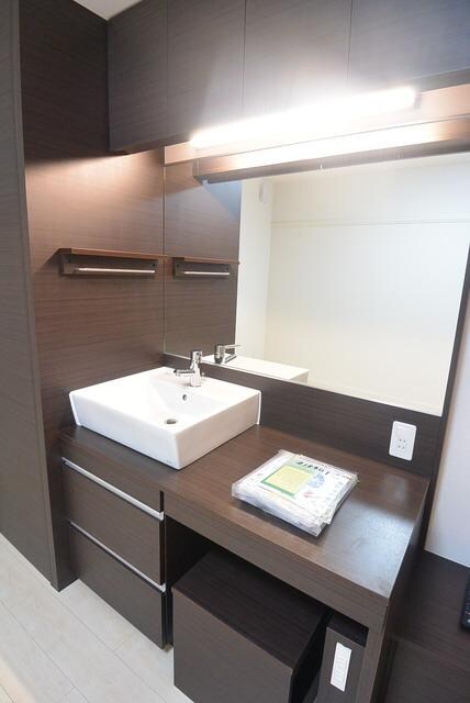 物件内観写真4　(★独立洗面台と化粧台です★)