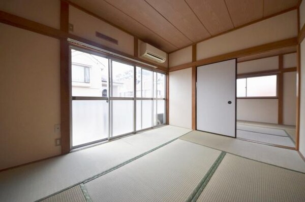 その他室内・内装(★大きな窓がお部屋を明るく照らしてくれます★)