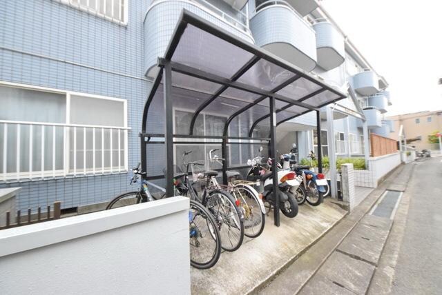 物件内観写真9　(♪屋根付き駐輪場で自転車を雨から守ります♪)