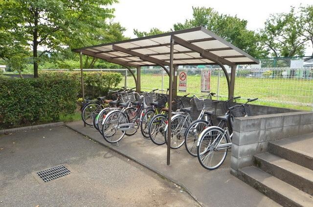 物件内観写真5　(♪屋根付き駐輪場♪)