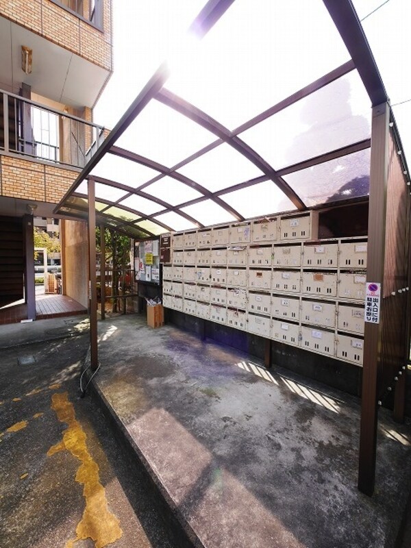 エントランス(★集合ポストも屋根付き★)
