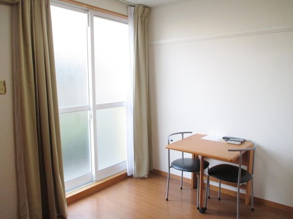 その他室内・内装(★日当たりの良好なフローリングの居室です★)