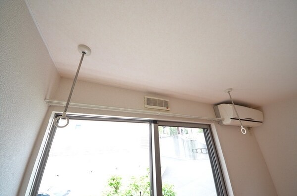 設備(♪室内で洗濯物が干せる金具付き♪)