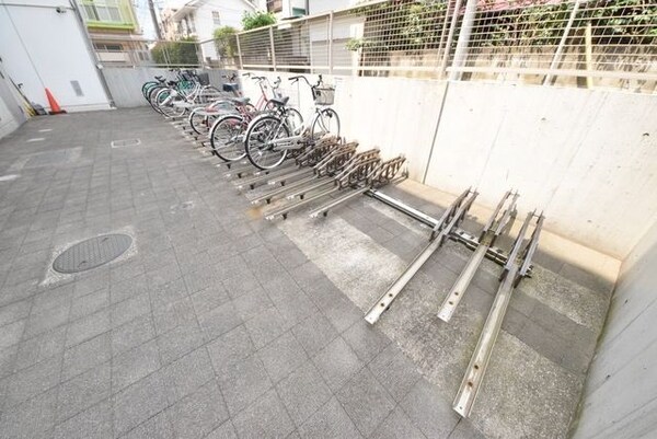 共有部分(♪駐輪スペース、レール可動式で出し入れ楽々♪)