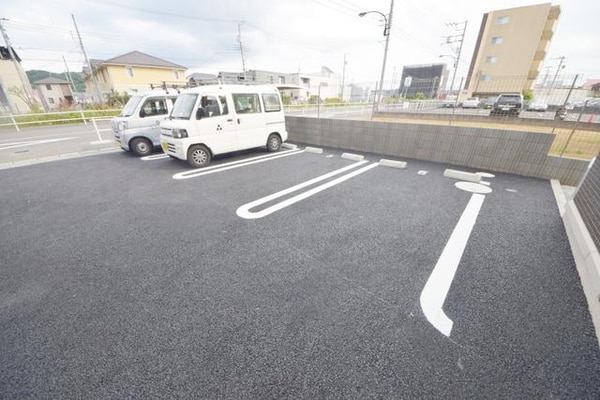 駐車場(★広々とした駐車場で大きな車も安心です★)