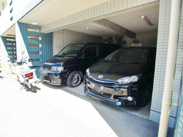 駐車場(♪屋根付き敷地内駐車場♪)