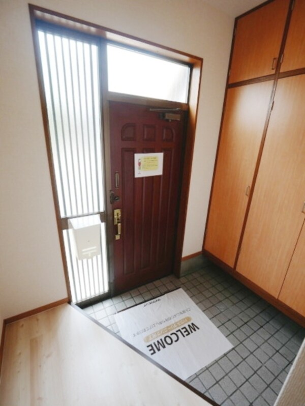 玄関(★室内からの玄関の様子です★)