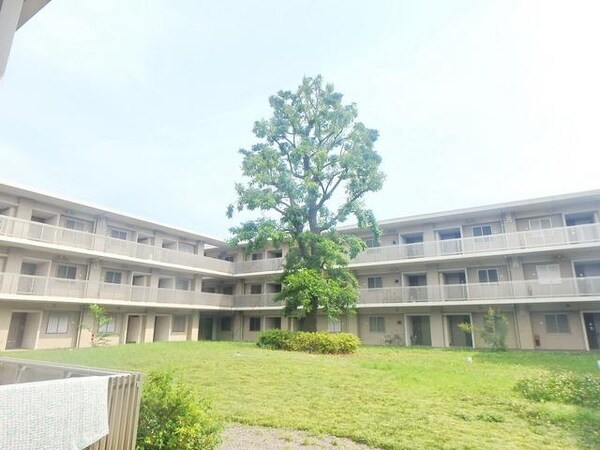 外観(★四方向に囲まれたマンション・中心にお洒落なラティス★)