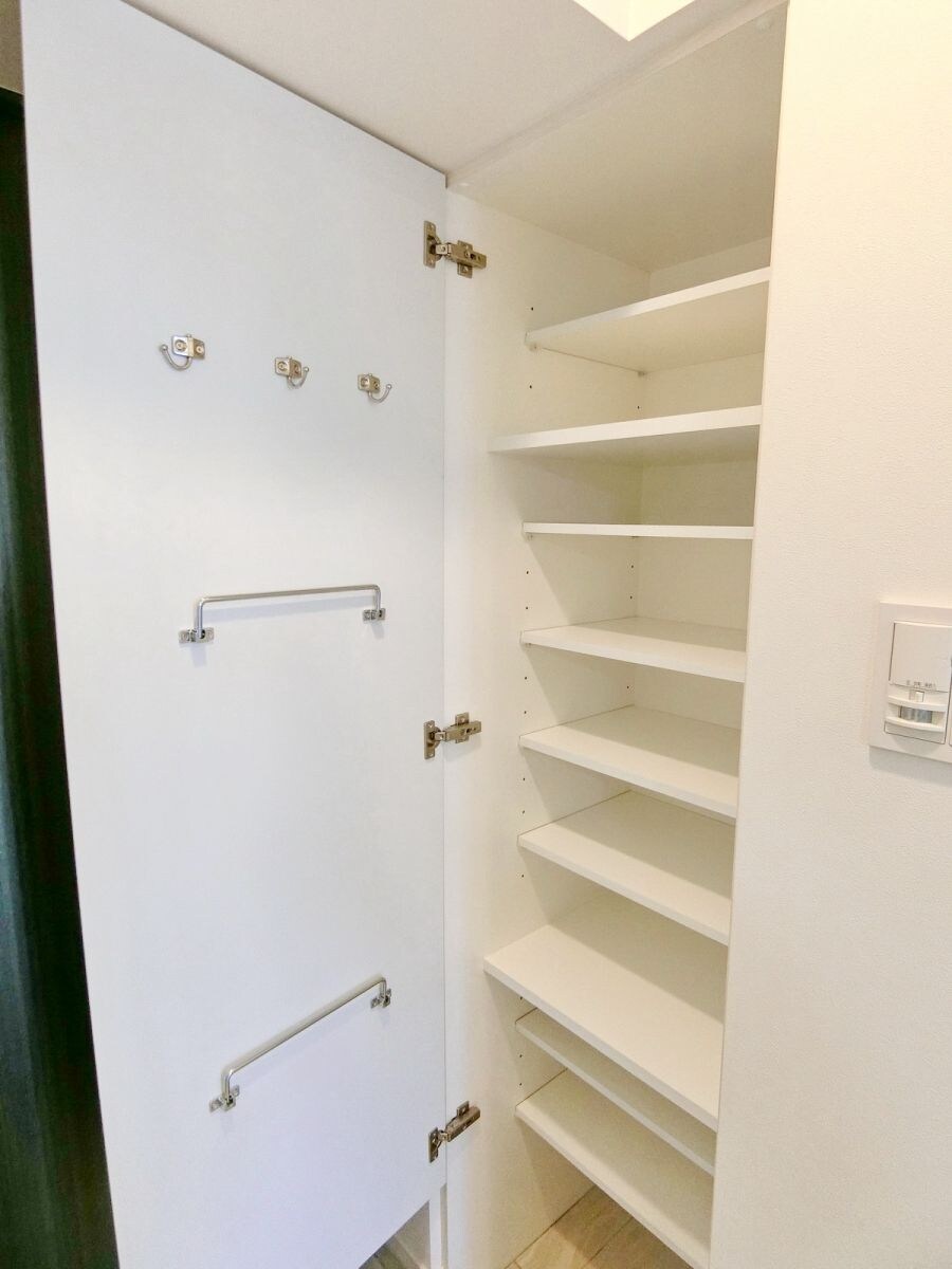 物件内観写真3　(収納)