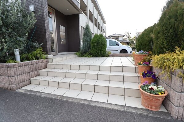 エントランス(★B棟です。閑静な住宅街です★)