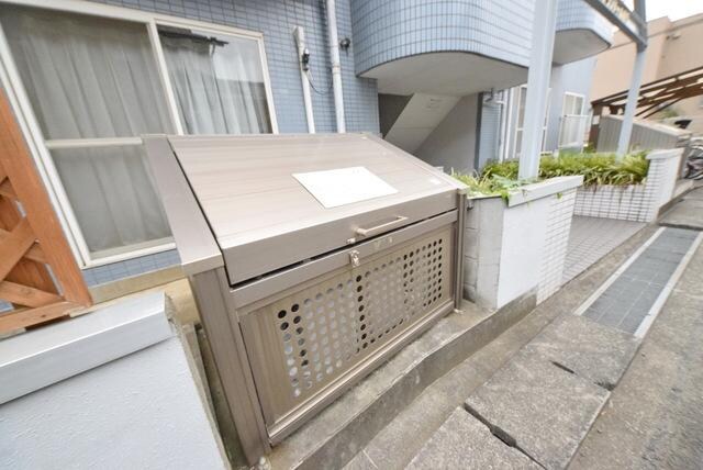 物件内観写真8　(♪共用ゴミ置き場、ごみの分別を忘れずに♪)