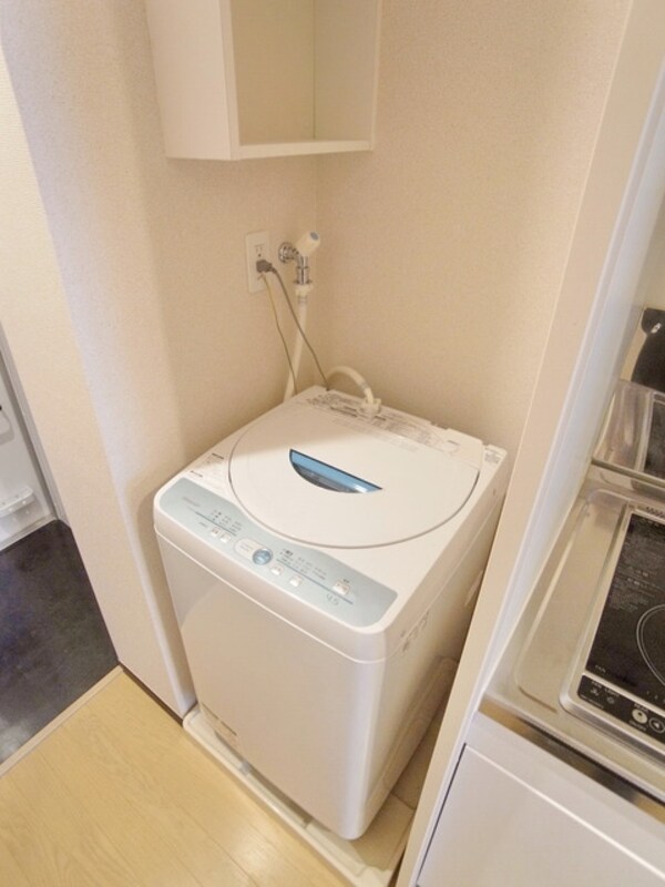 設備(♪洗濯機は室内置き、上部には便利な棚もあります♪)