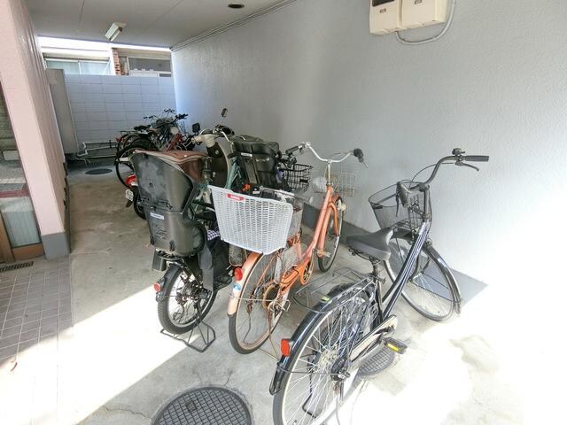 物件内観写真4　(♪屋根付き駐輪場♪)