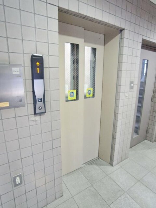 エントランス(♪上の階へはエレベーターでもどうぞ♪)