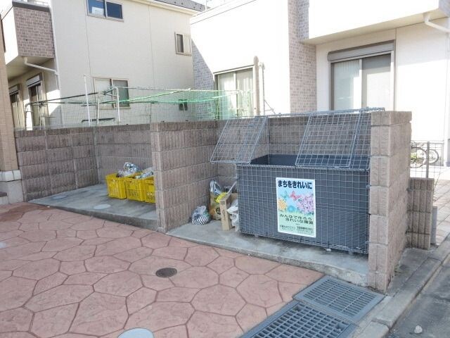 物件内観写真18　(～敷地内ごみ置き場～)