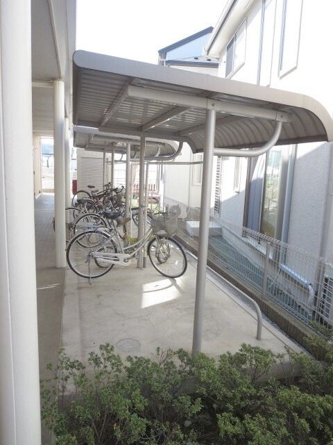 物件内観写真19　(～屋根つきの駐輪場です～)
