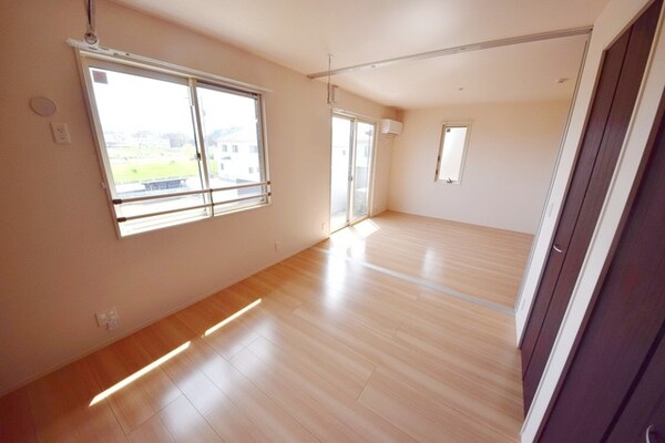 設備(★リビングとの仕切りを開けると解放感のあるお部屋です★)