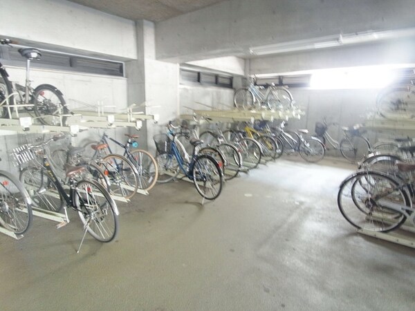 その他(♪屋根付き駐輪場♪)