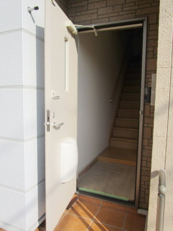 玄関(～玄関開ければ専用階段～)