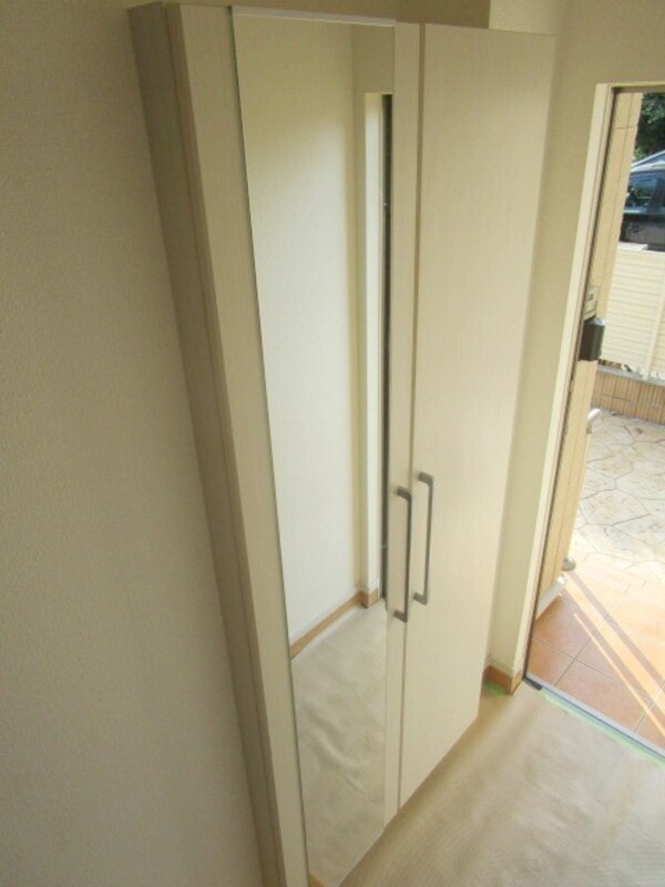 玄関(～姿鏡つきの下駄箱なんです～)
