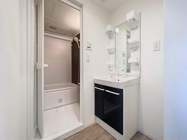 洗面(お隣のお部屋のリフォーム後のお部屋です。)
