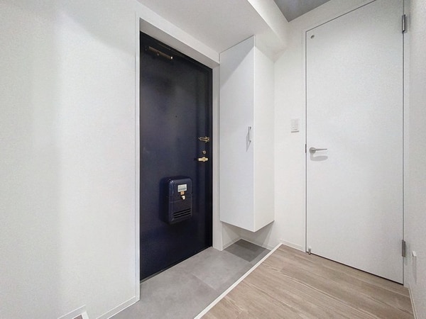 玄関(お隣のお部屋のリフォーム後のお部屋です。)