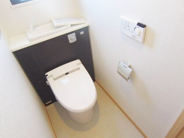 トイレ(★タンクレストイレでスタイリッシュですね。★)