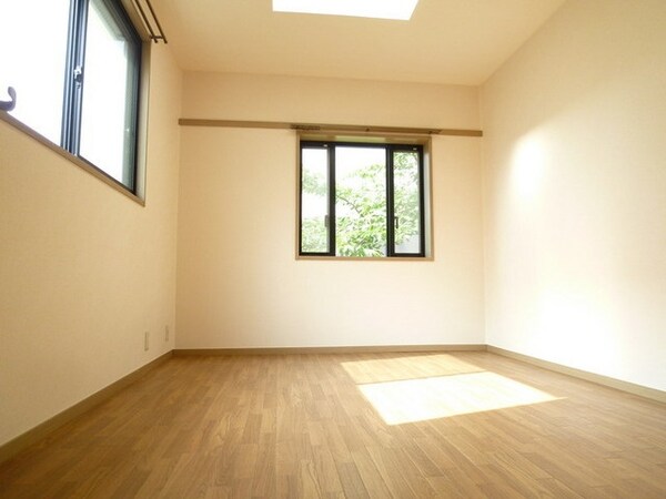 子供部屋(★　角部屋なので窓が多くて日が入ります　★)