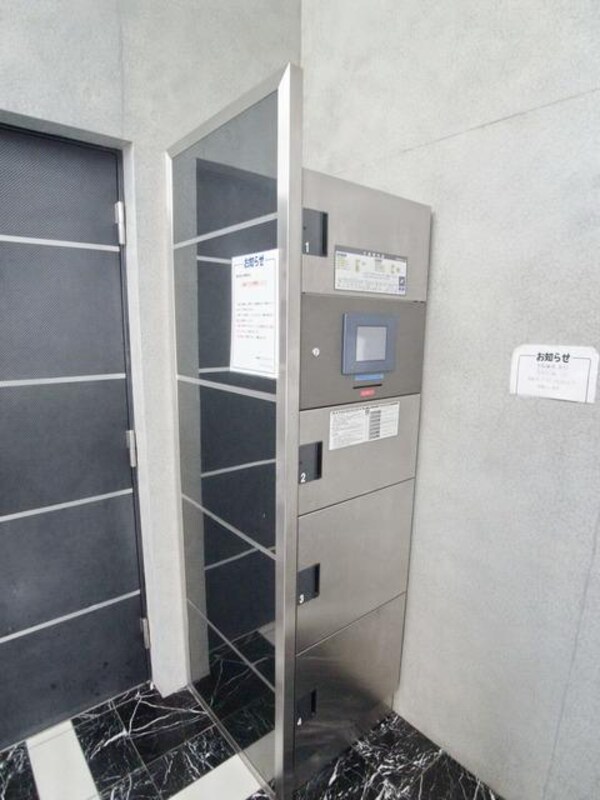エントランス(♪通販生活には欠かせない宅配ＢＯＸ付き♪)