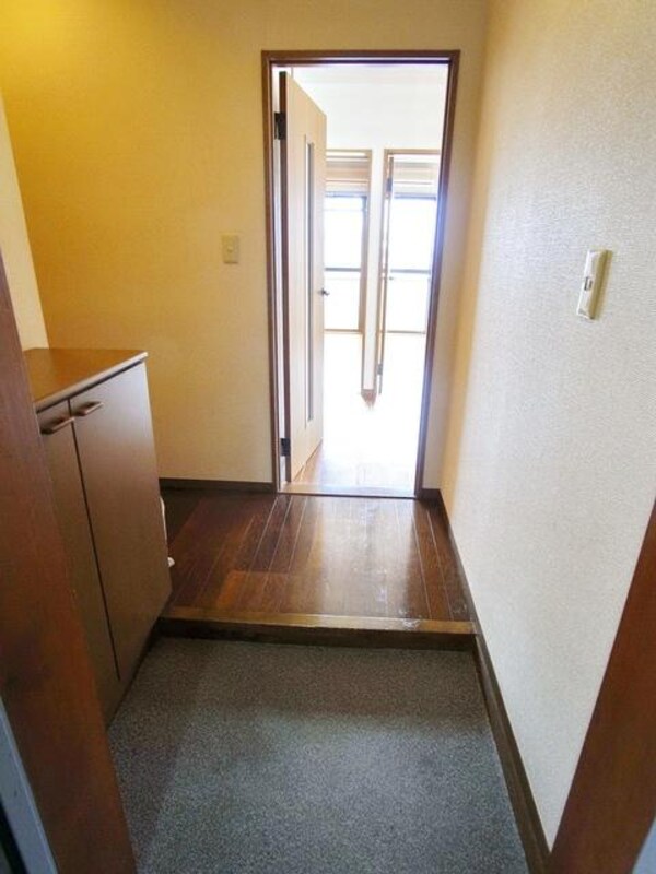 玄関(退去前につき同じ間取りの別のお部屋のイメージです。)