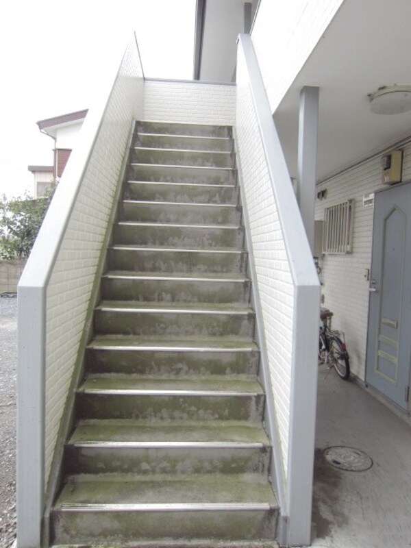 エントランス(★2階へ続く階段です★)