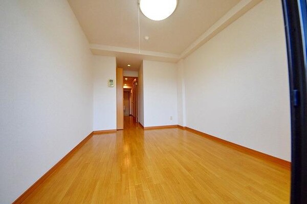 その他室内・内装(居室、バルコニー側から見たお部屋)