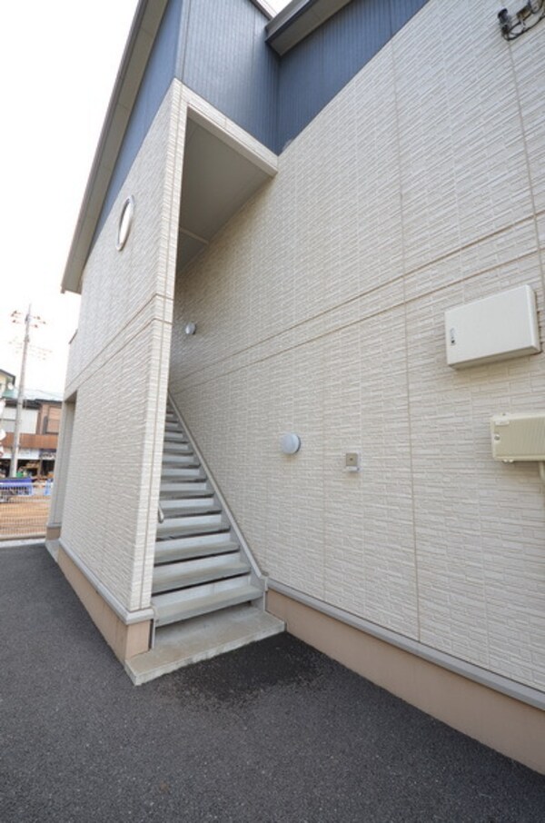 エントランス(☆階段は屋根付きです☆)