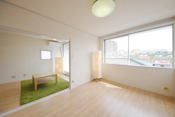 その他室内・内装(日当たりの良い明るい居室。)