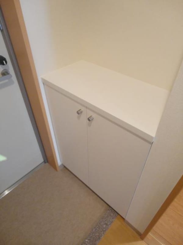 玄関(♪鍵置場に程よい高さのシューズＢＯＸ！♪)