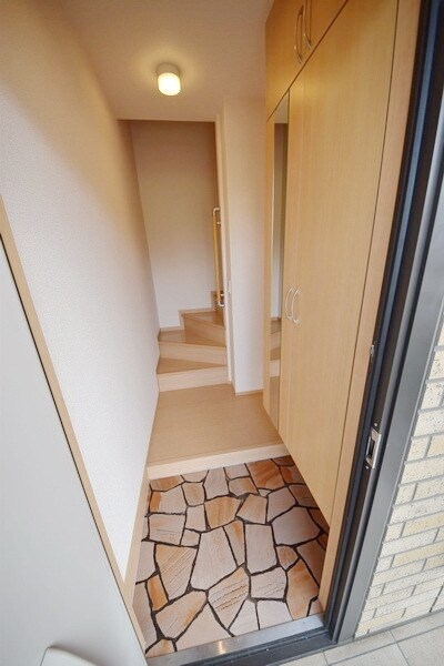 物件内観写真9　(★玄関もオシャレなデザインです★)
