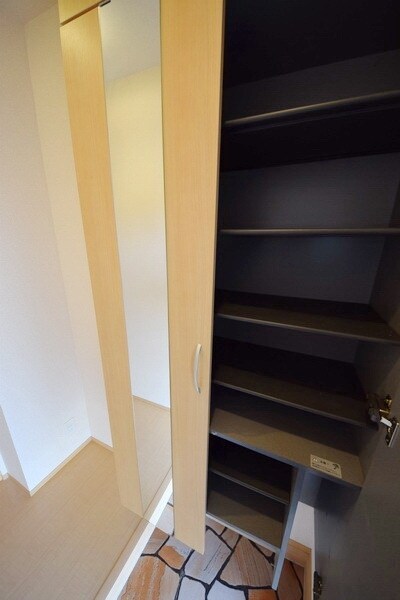 物件内観写真19　(★下駄箱が大きく、物が置けるスペースもあります★)