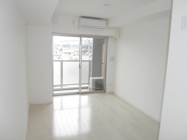 リビング・居室(８帖以上の洋室なので広々使えます)