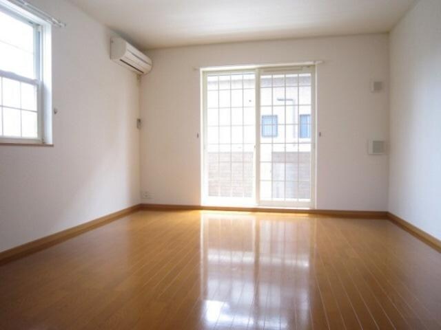 物件内観写真2　(☆洋室１０．５帖（妻窓は角部屋のみ）☆)