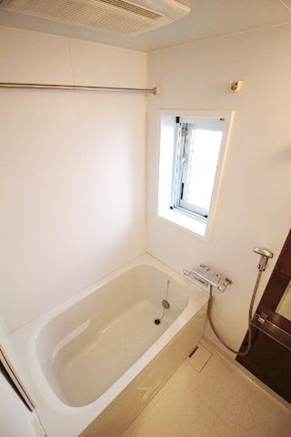 バス／シャワールーム等(★追い焚き・浴室乾燥・窓付きのバスルームです★)