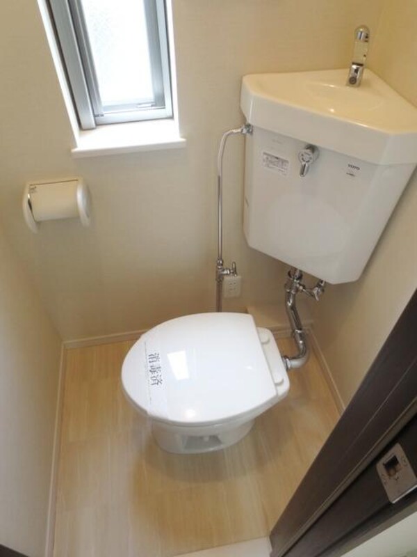 トイレ(★トイレに明り取りがあります★)