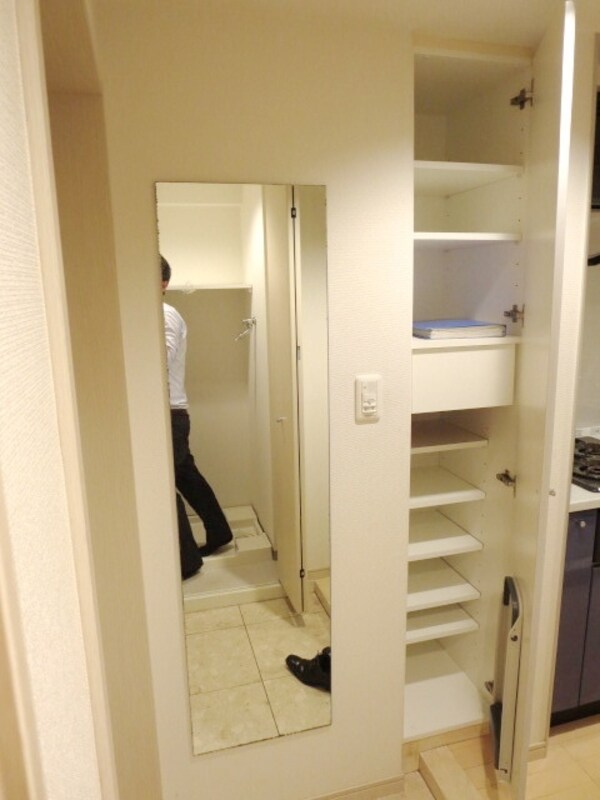 玄関(★姿見がついているのが嬉しいですね★)