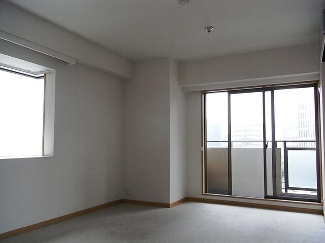 物件内観写真2　(２面採光の明るい居室スペース)