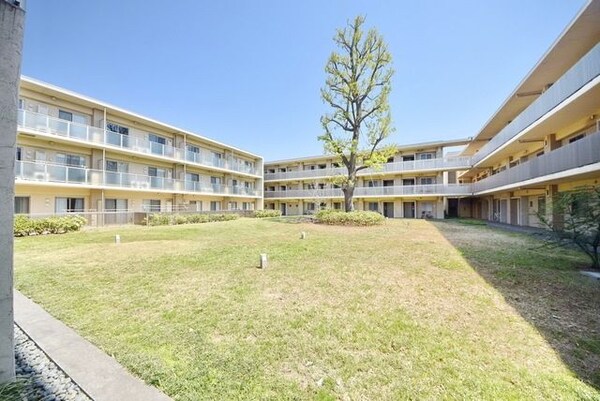 外観(★四方向に囲まれたマンション・中心にお洒落なラティス★)