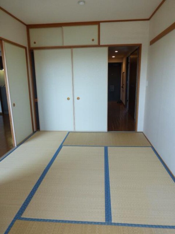 寝室(リビングの隣の和室です)