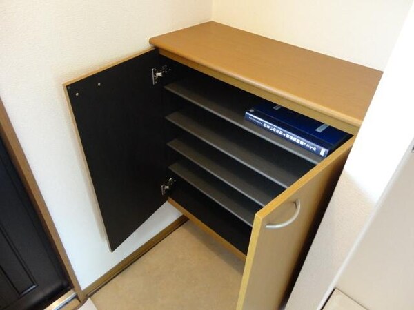 玄関(沢山入るシューズＢＯＸです)