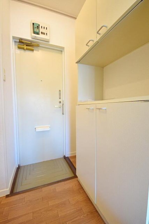 玄関(同一建物別号室参考写真)